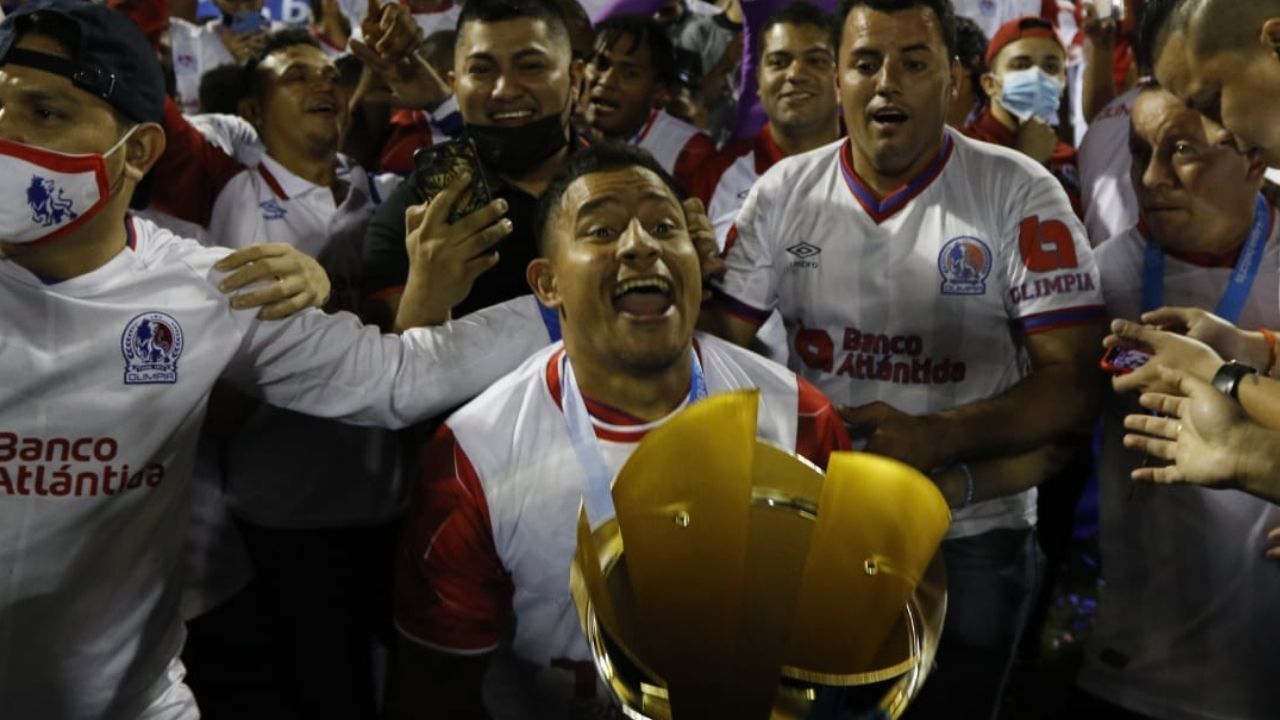 Patón Mejía admite que va por el pentacampeonato mientras bromea con Alex López y Roger Rojas