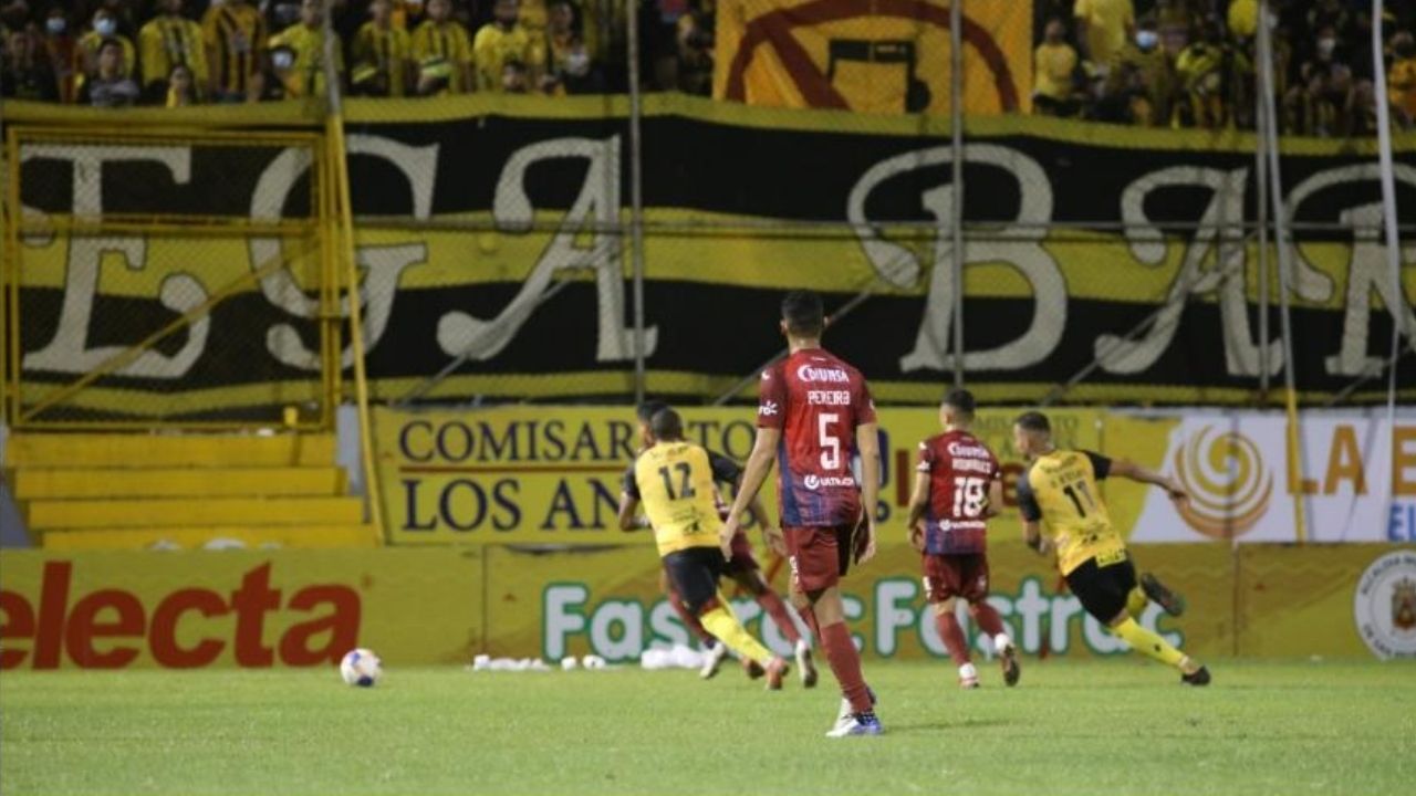Real España descarriló a Motagua y se instala en una nueva final de Liga Nacional