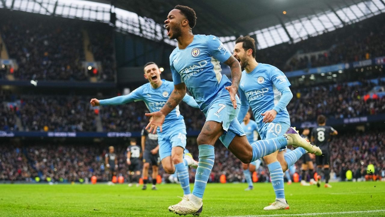 Al Manchester City le echan una mano para derrotar al Wolves y aferrarse al liderato