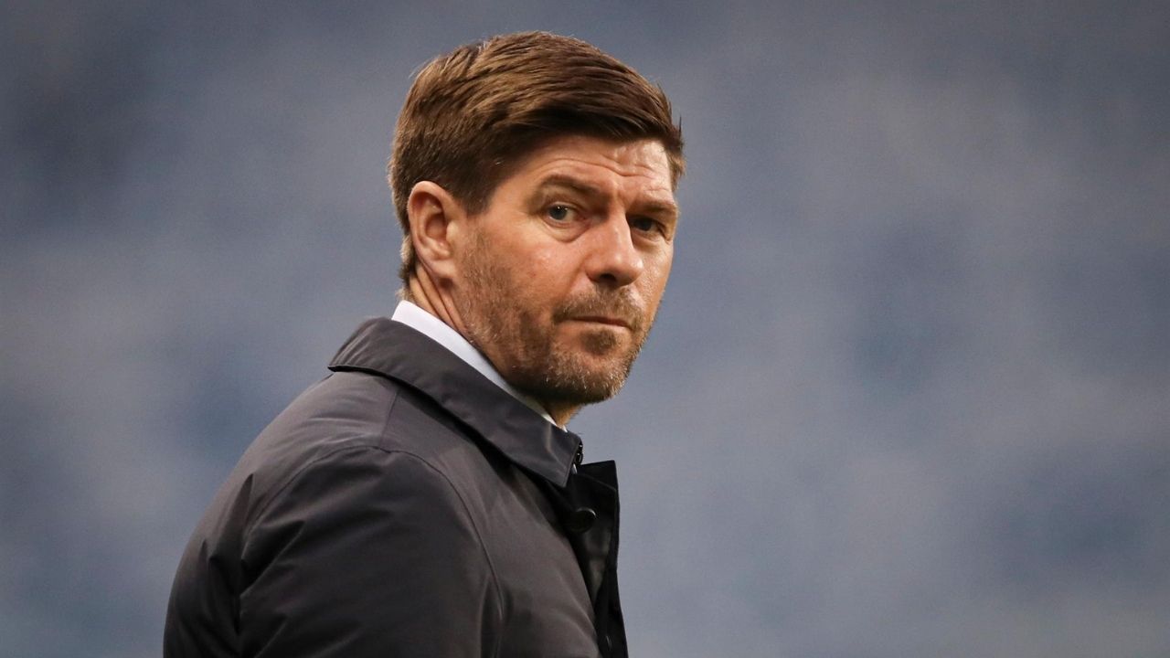 Steven Gerrard, positivo de covid y no dirigirá al Aston Villa al menos dos partidos