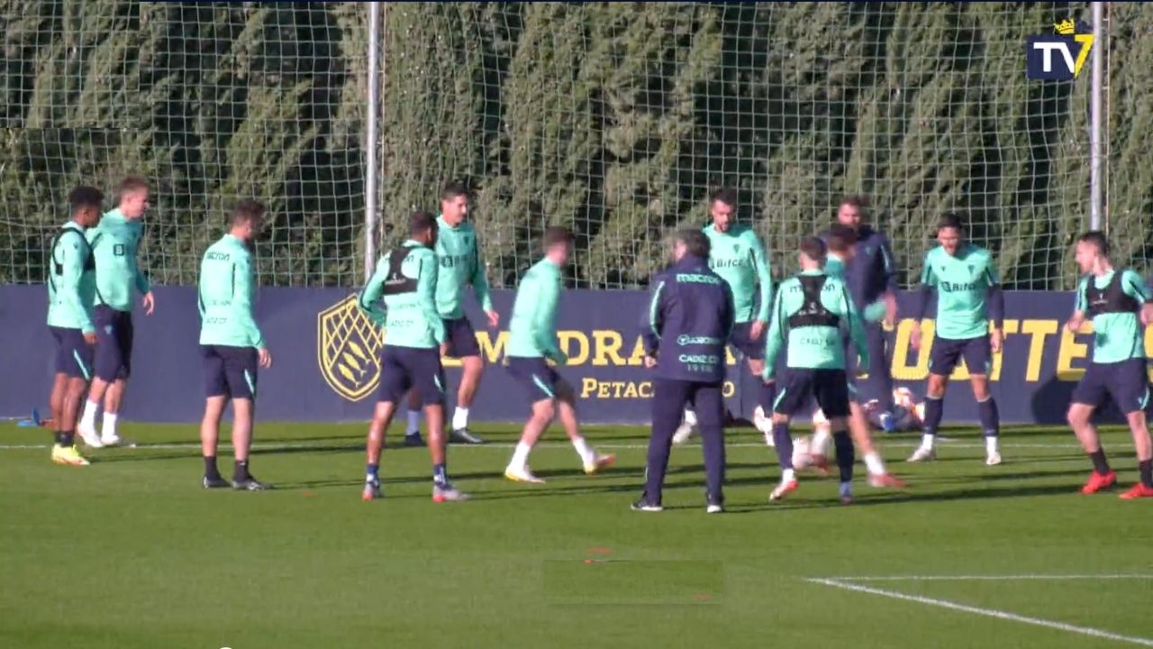 Choco Lozano se une a los entrenamientos y acelera su regreso en el Cádiz