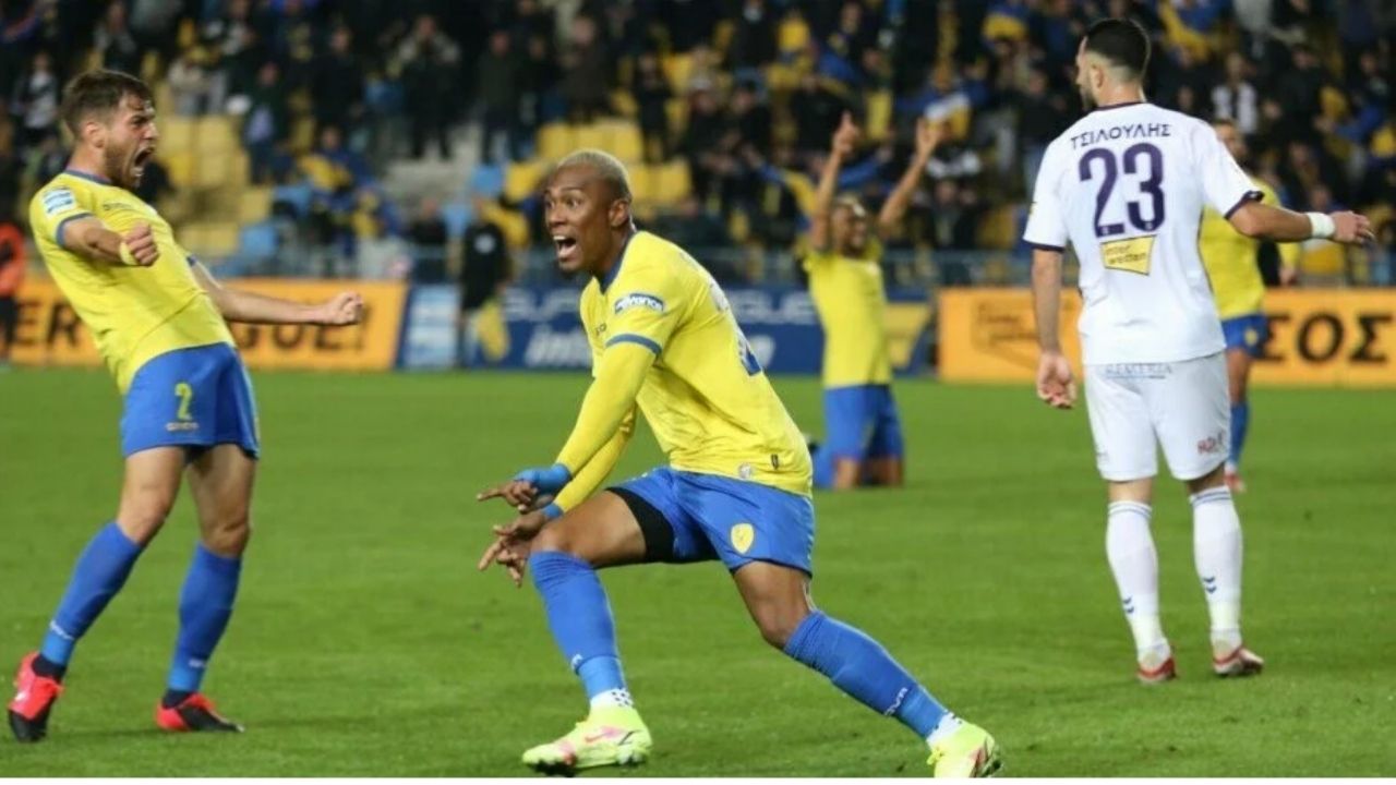 Deiby Flores y su equipo con un pie en la semifinal en la Copa de Grecia
