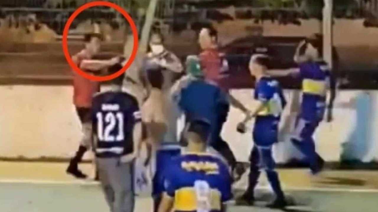 Vídeo: Árbitro saca un arma y apunta a jugadores al final de un partido
