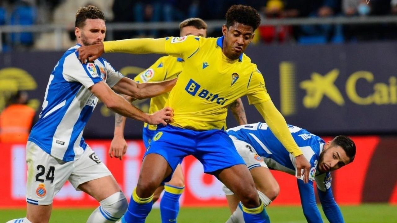 Cádiz deja escapar la victoria con una gran asistencia de Choco Lozano ante el Espanyol