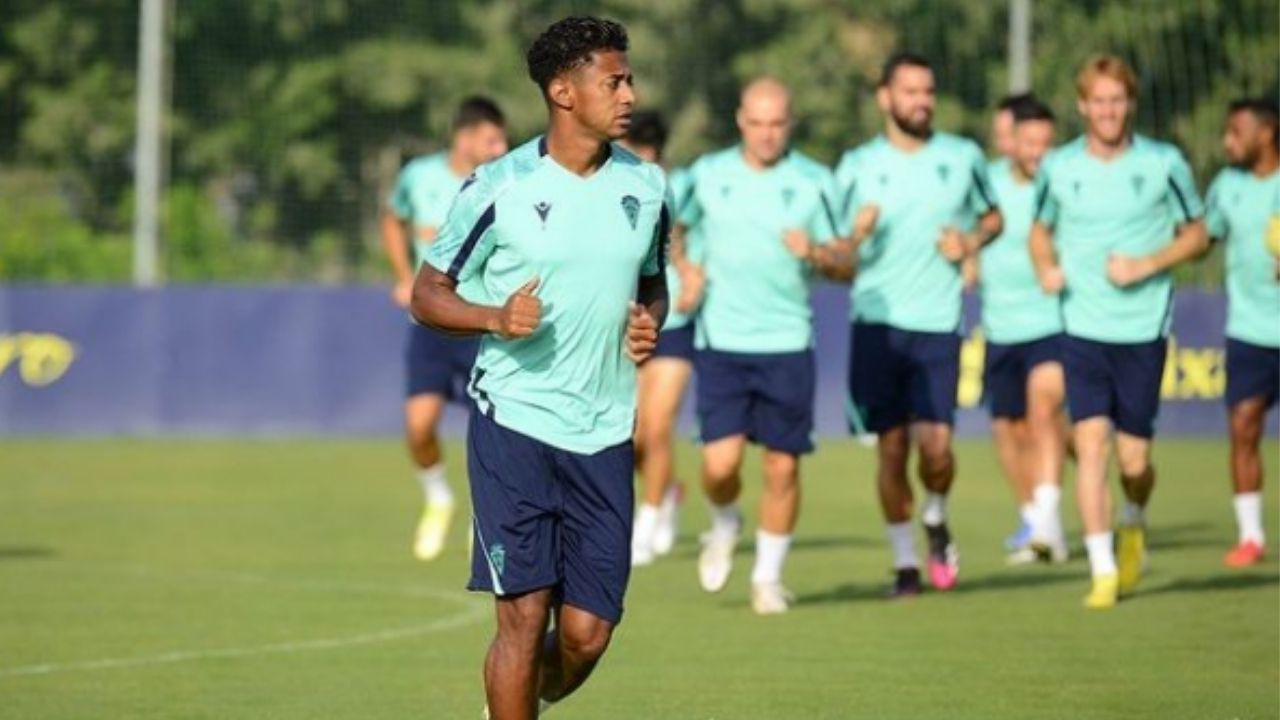 Tras varios días fuera por lesión, Choco Lozano regresa a una convocatoria con el Cádiz FC