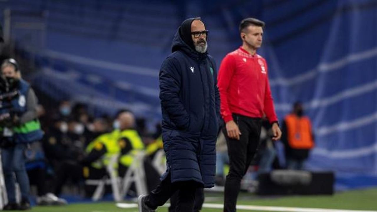 Álvaro Cervera no dirigirá más al Cádiz del hondureño Choco Lozano