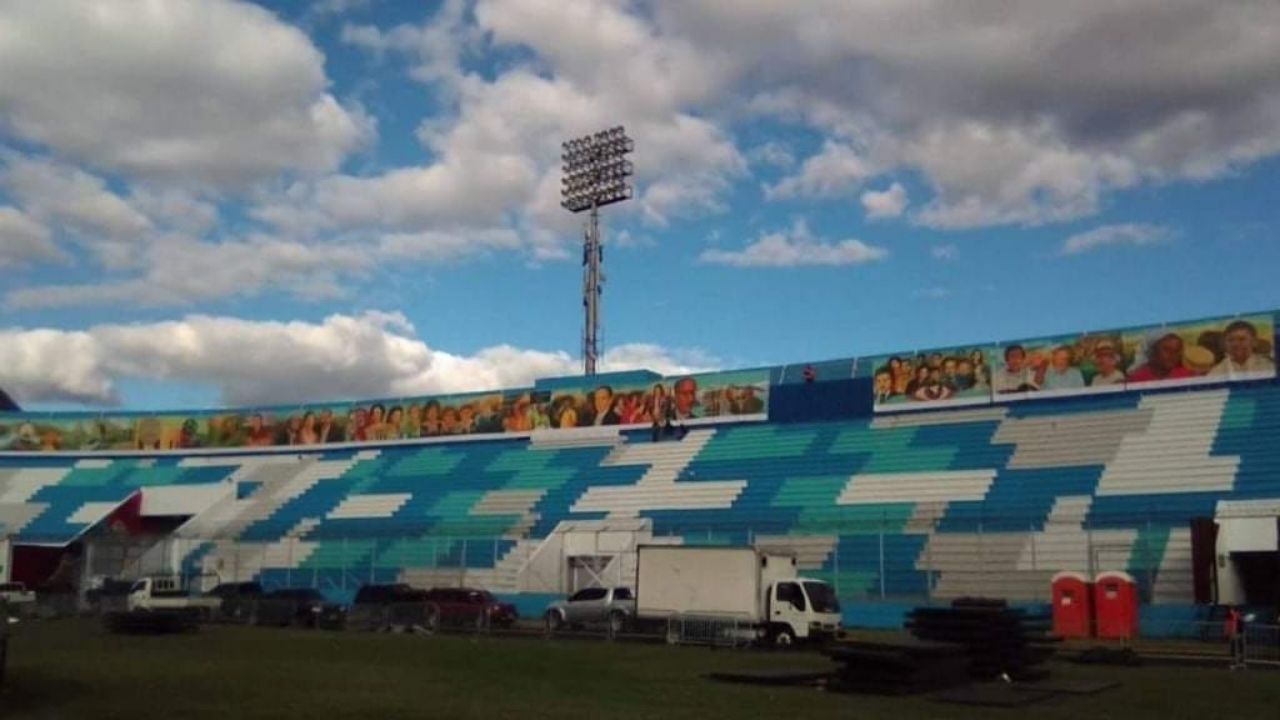 El homenaje a Chelato Uclés en el extenso mural que adornará el estadio Nacional en la toma de posesión de Xiomara Castro