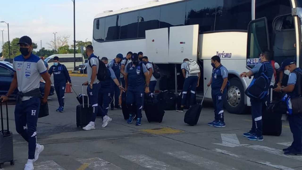 Selección de Honduras viaja rumbo a Estados Unidos para el duelo ante Colombia