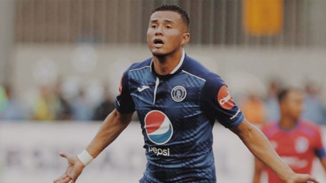 Walter Martínez realiza trabajos de recuperación tras su operación de ligamento cruzado