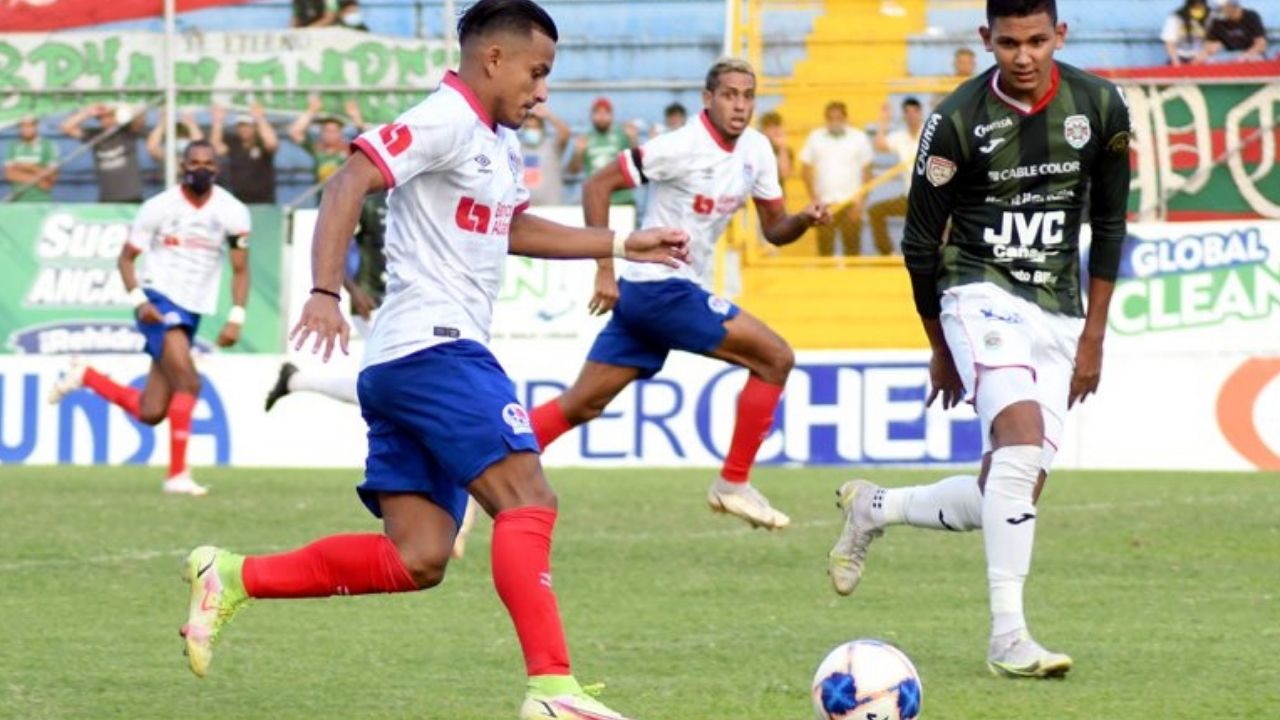 Equipo de la Liga Nacional plantea correr a su técnico y le lanzan advertencia