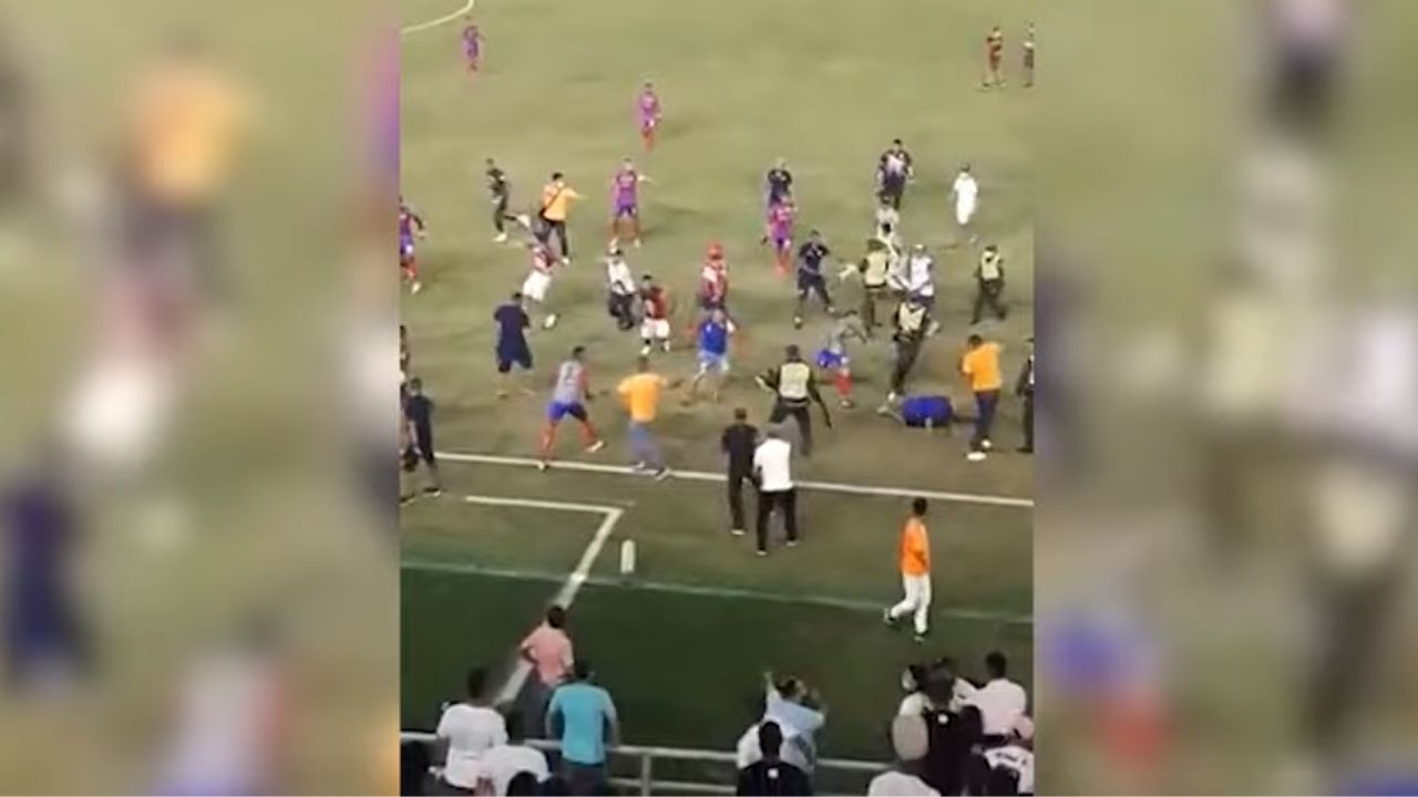 Aficionados ingresan al terreno de juego y agreden a jugadores en pleno partido en Colombia