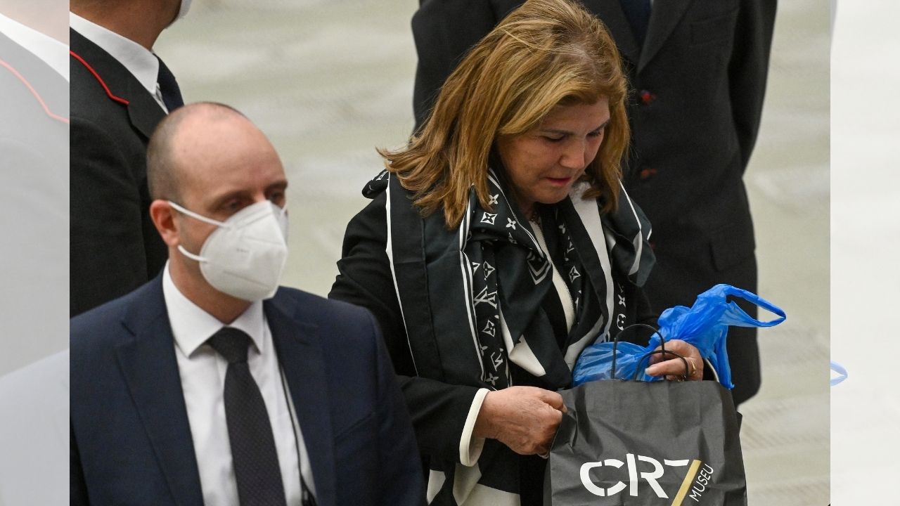 Papa Francisco recibe especial regalo de la madre de Cristiano Ronaldo
