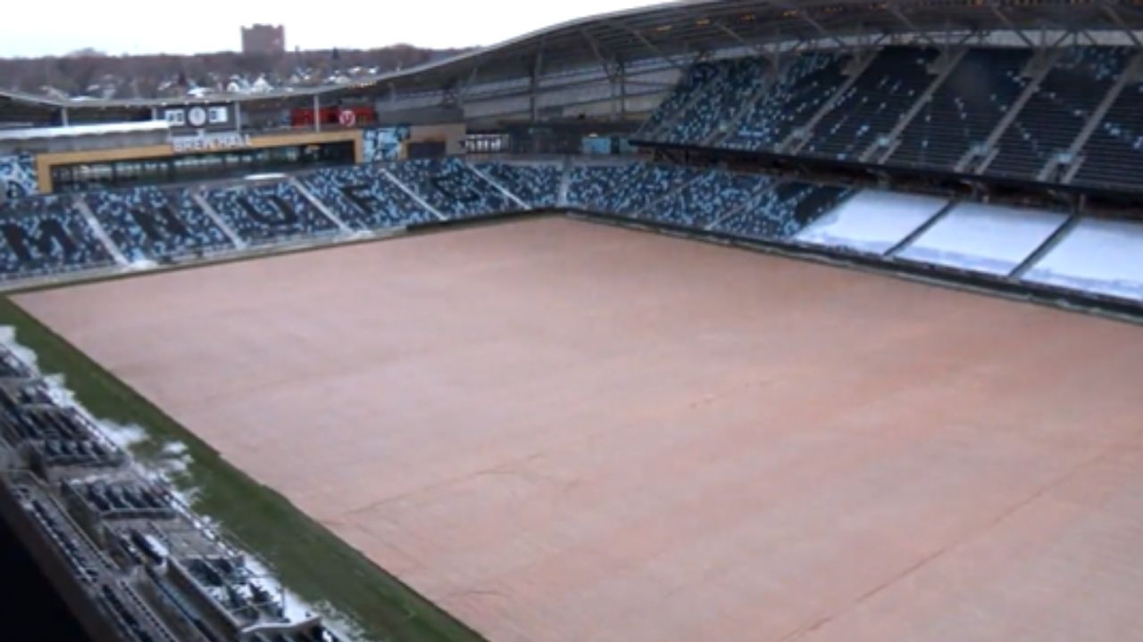 Así protegen de la nieve la grama del Allianz Field previo al duelo entre Estados Unidos y Honduras