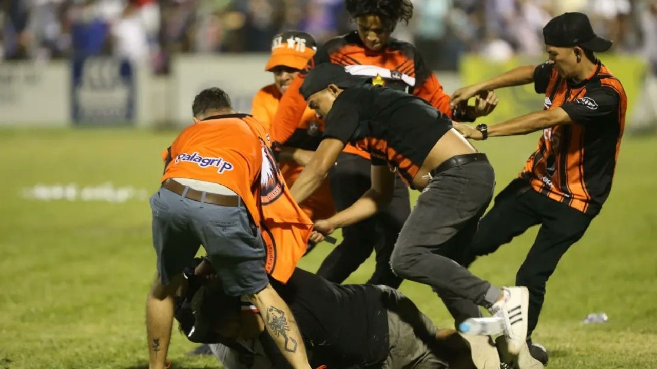 VÍDEO: Las lamentables imágenes que dejó pleito entre aficionados de Firpo y Águila en El Salvador
