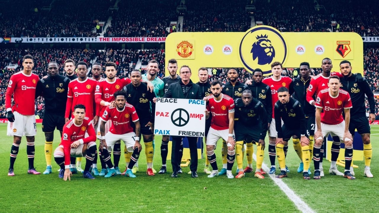 Manchester United y Watford, unidos en una pancarta por la paz en Ucrania