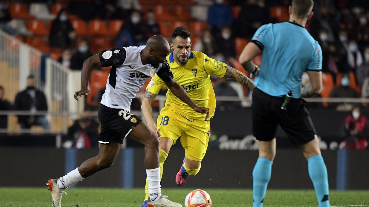 El Valencia supera al Cádiz por la mínima y estará en las semifinales de la Copa del Rey