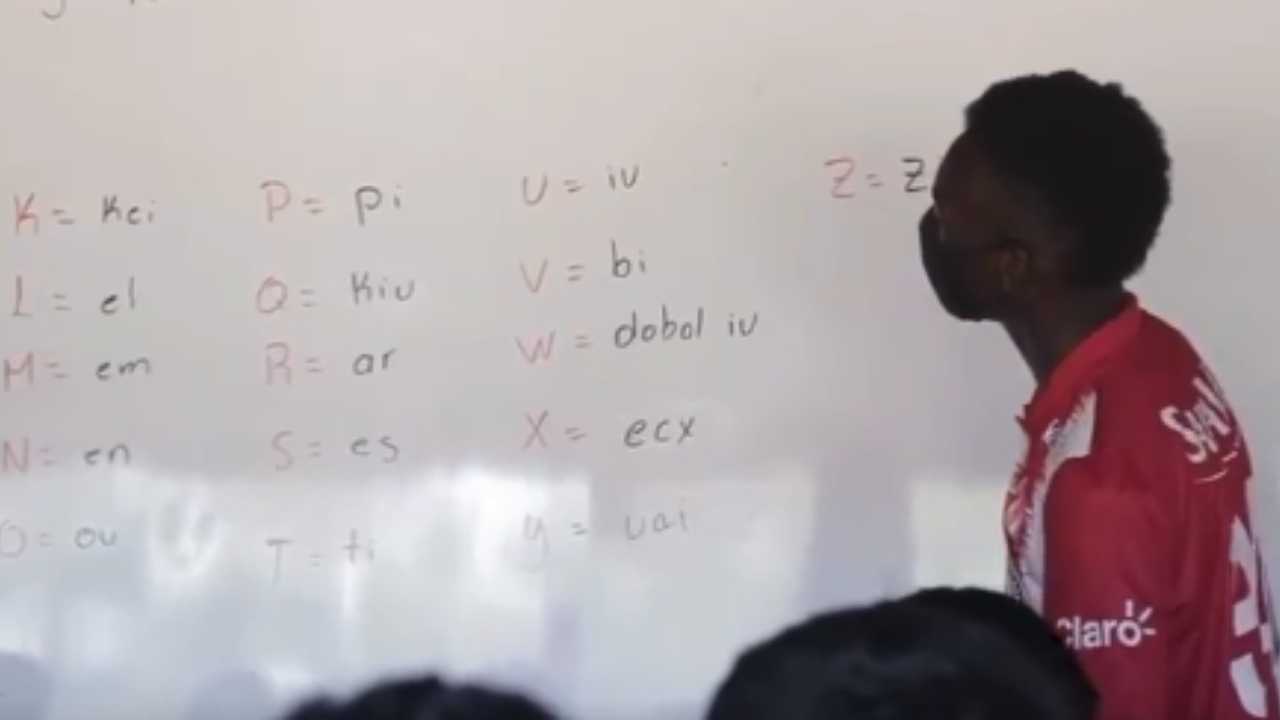 Vídeo: El Vida manda a las aulas a sus futbolistas para aprender otro idioma