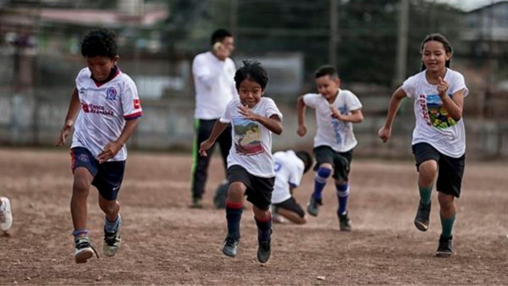 Las irregulares canchas de tierra para practicar el fútbol, deporte rey en Honduras, son como testigos mudos de los muchos buenos jugadores que se pasearon por ahí detrás de una pelota y después han sobresalido en los mejores equipos y la selección nacional del país centroamericano.
