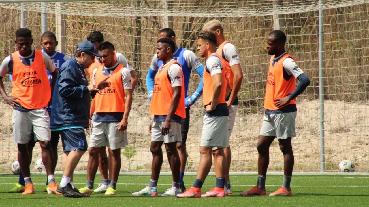 La extraña razón por la que el Bolillo Gómez canceló la convocatoria de un jugador del Olimpia