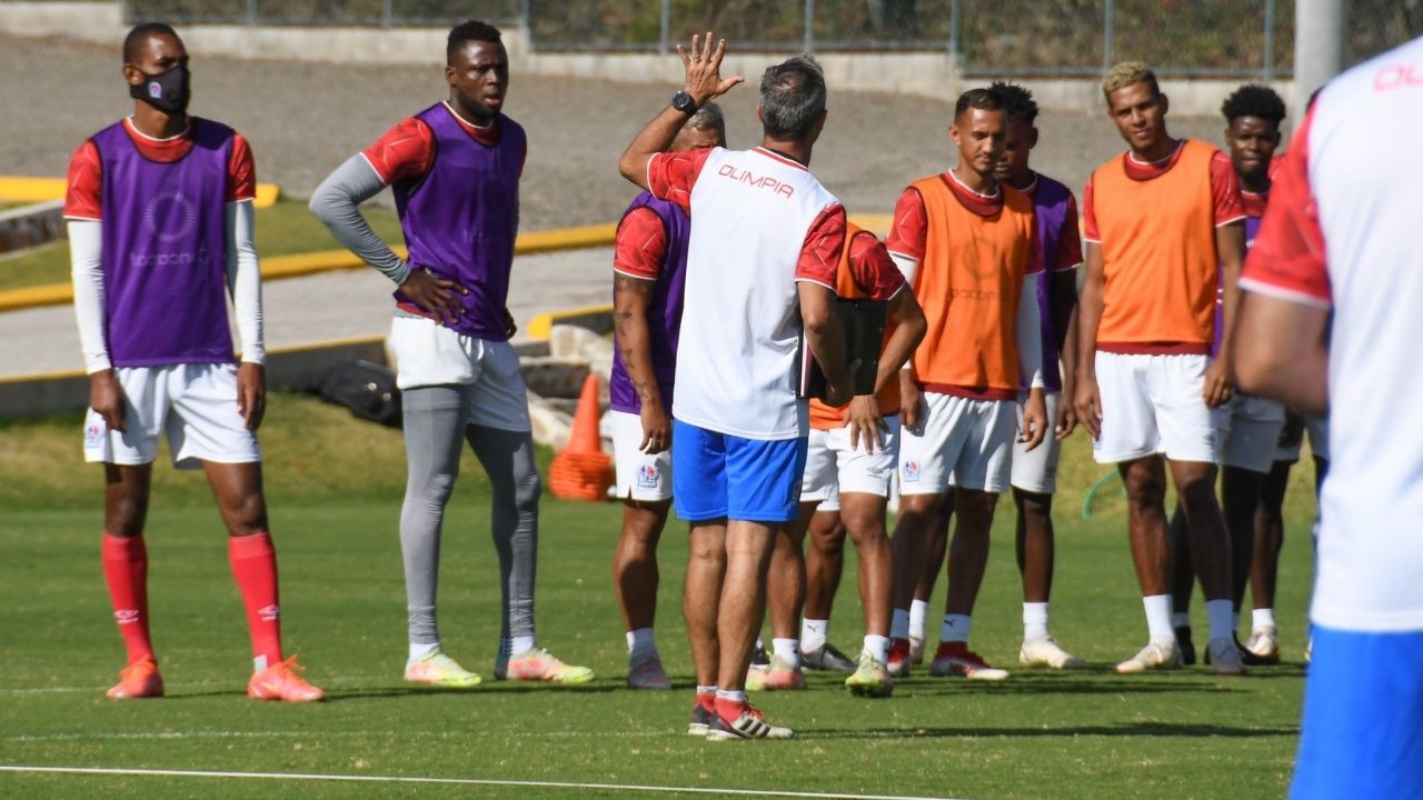 Jugador del Olimpia denuncia actos de racismo en su contra y que tiene miedo de hablarlo