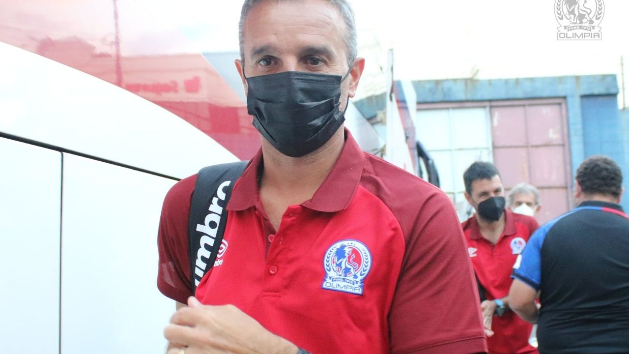 Pablo Lavallén reacciona al caluroso clima de Tegucigalpa
