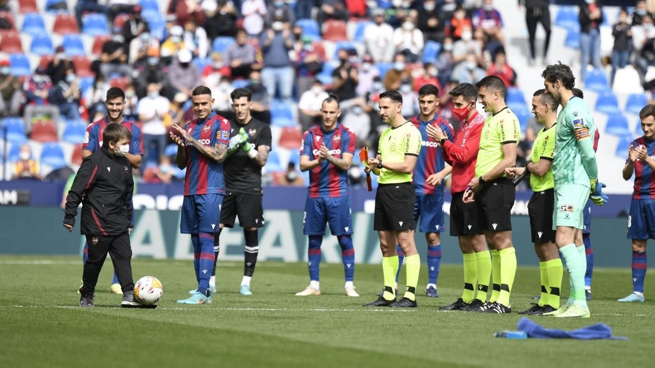 Artur, un niño ucraniano refugiado en Valencia, hizo el saque de honor