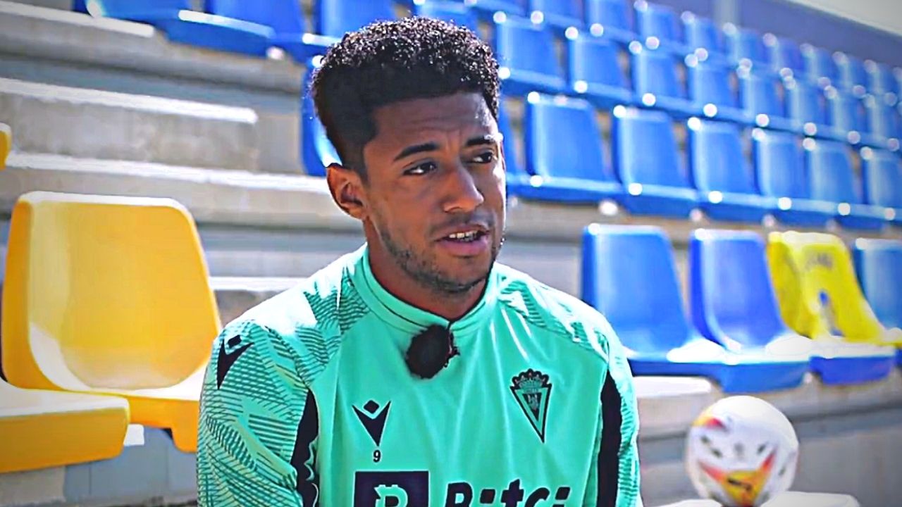 Choco Lozano admite que no se considera un goleador y responde a las críticas en Cádiz