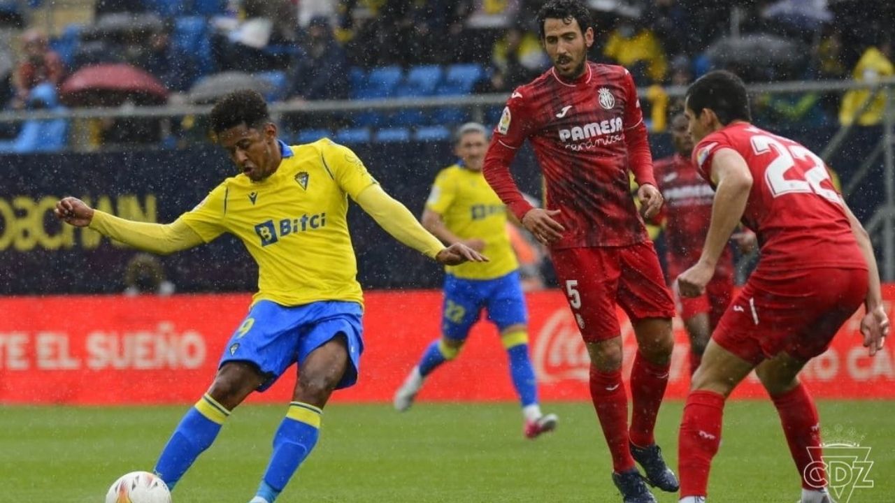 ¡Respiran! Choco Lozano y el Cádiz salen del descenso en España al ganar por 1-0 al Villarreal