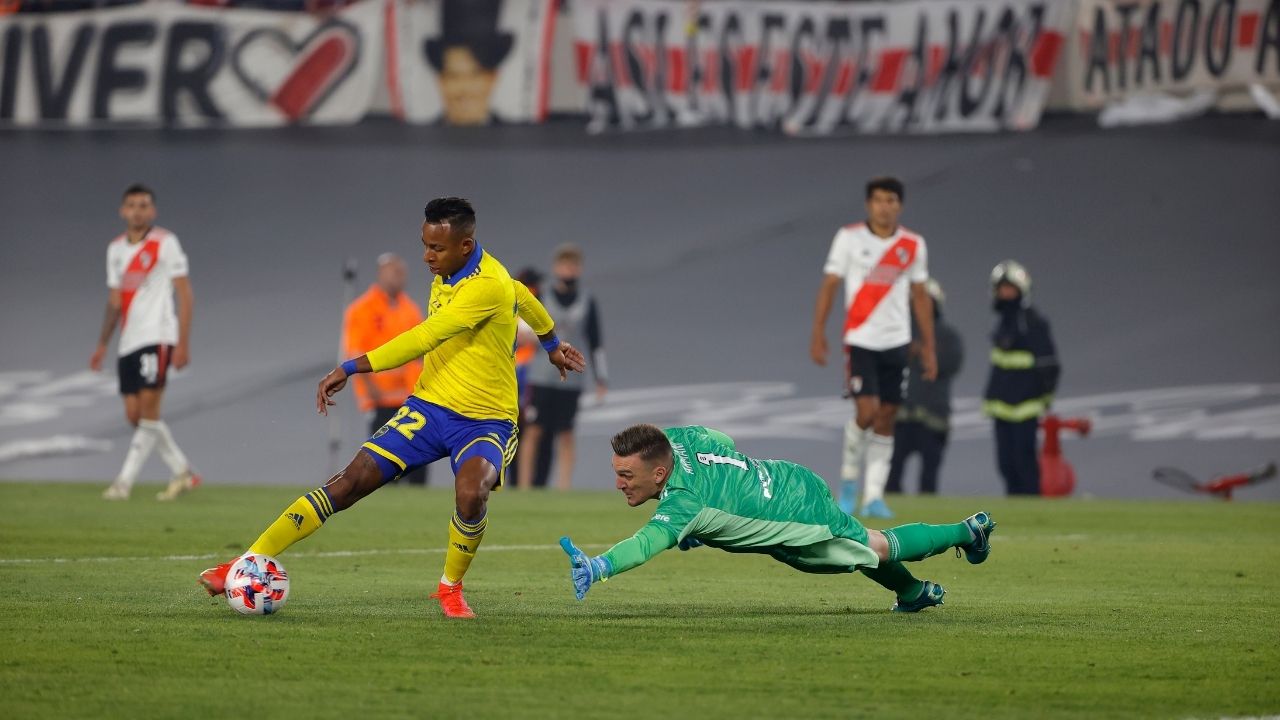 Con un gol de Sebastián Villa, Boca se impuso ante River en el Superclásico