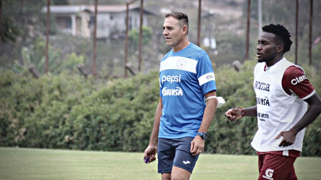 Trasciende que la Tota Medina aún no puede debutar como técnico de Motagua