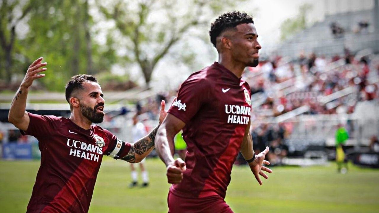 Douglas Martínez marca y asiste en duelo de catrachos en Estados Unidos