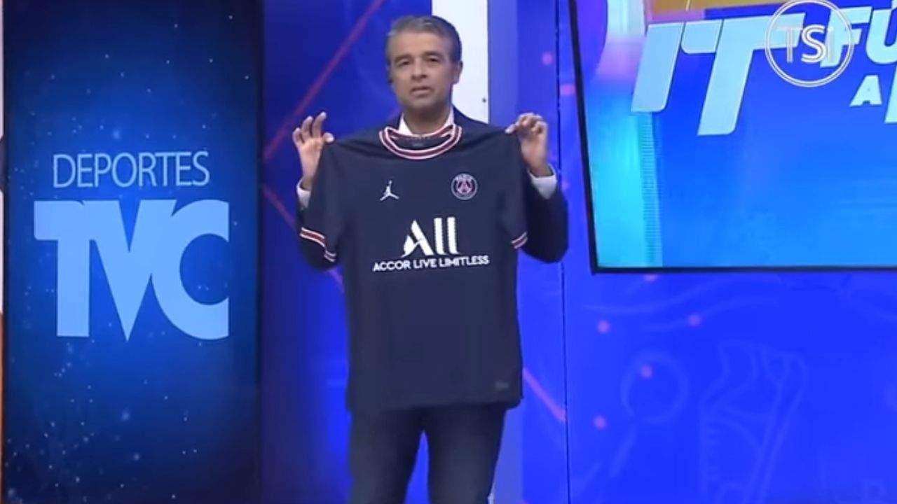 ¿Se cambió de equipo? La épica entrada de Juan Carlos Pineda portando la camiseta del PSG