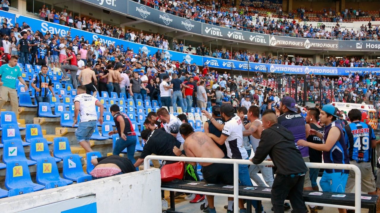 Madre llevó a su hijo con la policía por participar en riña en estadio La Corregidora