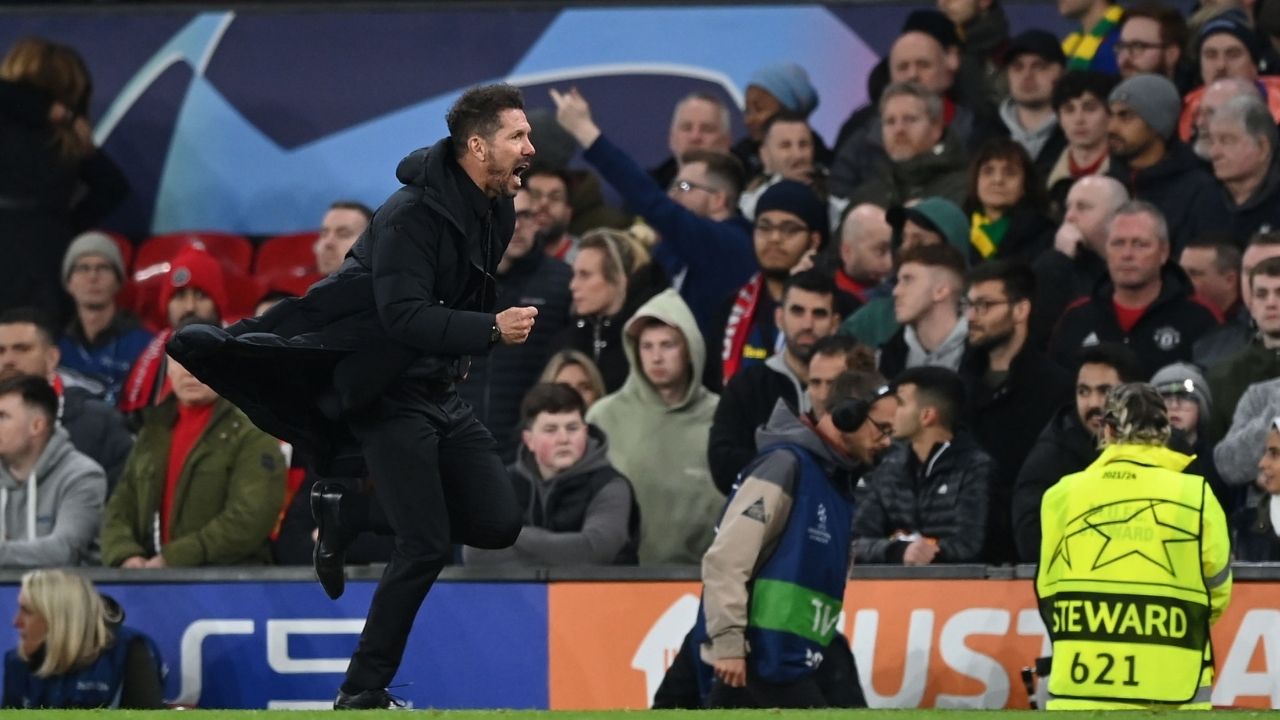 El Manchester United investiga a los aficionados que agredieron a Diego Simeone en Old Trafford
