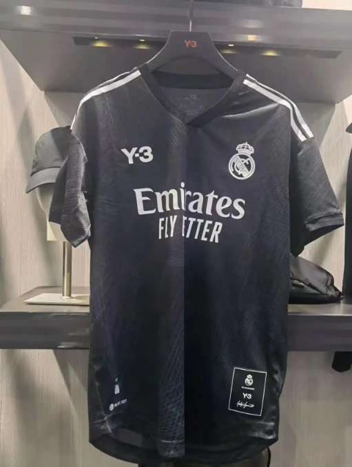 Real Madrid presenta su indumentaria en color negro