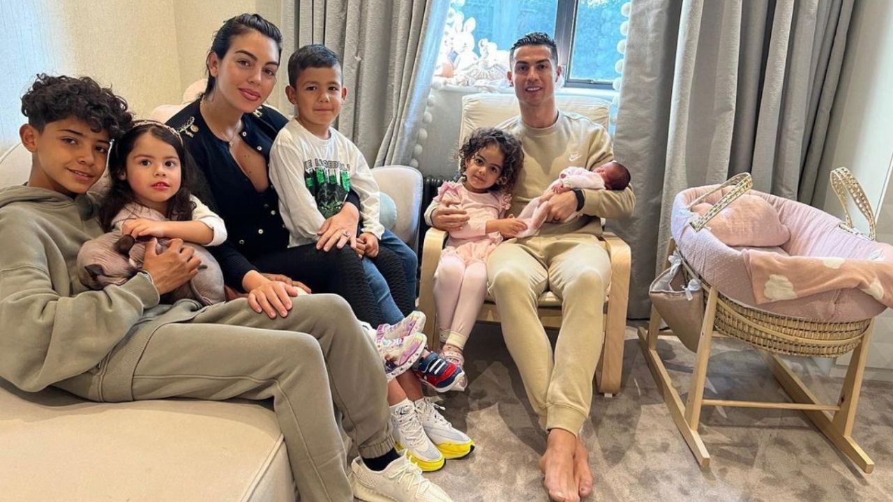 Cristiano Ronaldo le presenta al mundo a su nueva hija, acompañado de toda su familia