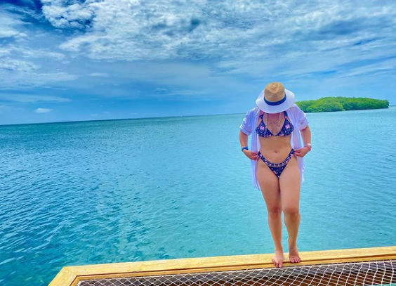 esposa de emilio traje de baño