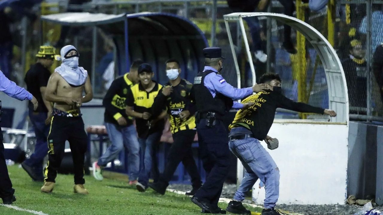 Congreso Nacional aprobó una ley contra violencia en los estadios que nunca ha sido respetada