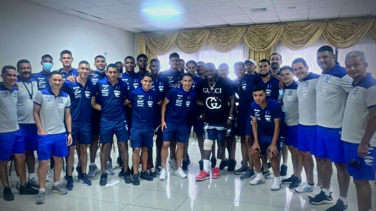 Alberth Elis sorprende a los jóvenes de la selección Sub20 previo a jugar torneo Centroamericano