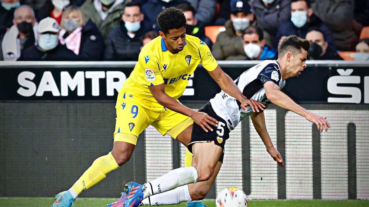 ¡Punto de oro! Cádiz y Choco Lozano sobreviven a Mestalla y se alejan del descenso