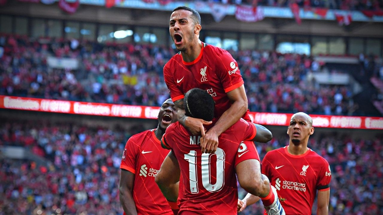 El Liverpool zarandea al Manchester City y deja vivo el histórico póker