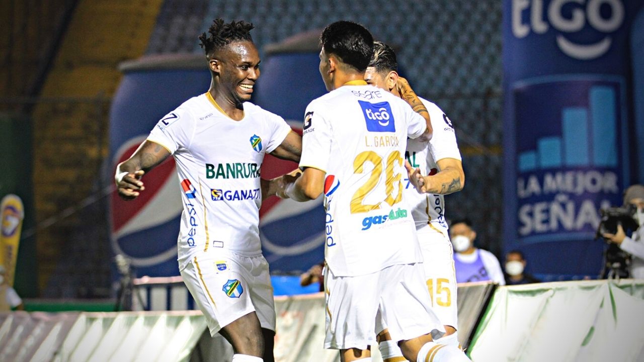 Rubilio Castillo es clave para triunfo de Comunicaciones en su debut