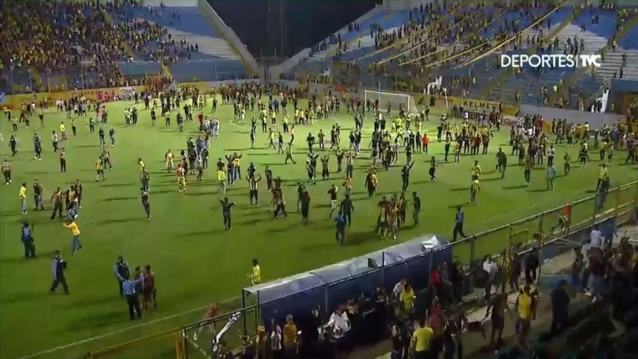 ¡Esto no es fútbol! Clásico Real España-Marathón se suspende tras conflicto entre ambas aficiones