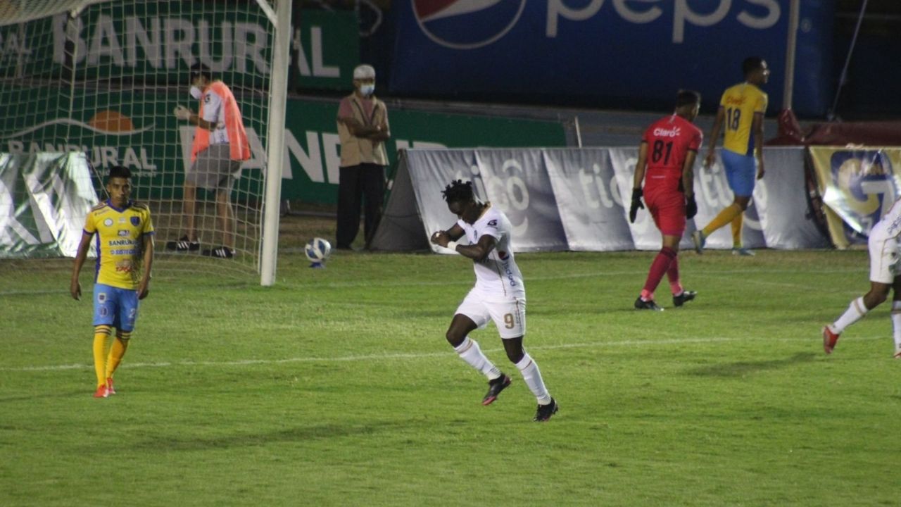 El letal cabezazo con el que Rubilio Castillo anota su segundo gol con el Comunicaciones