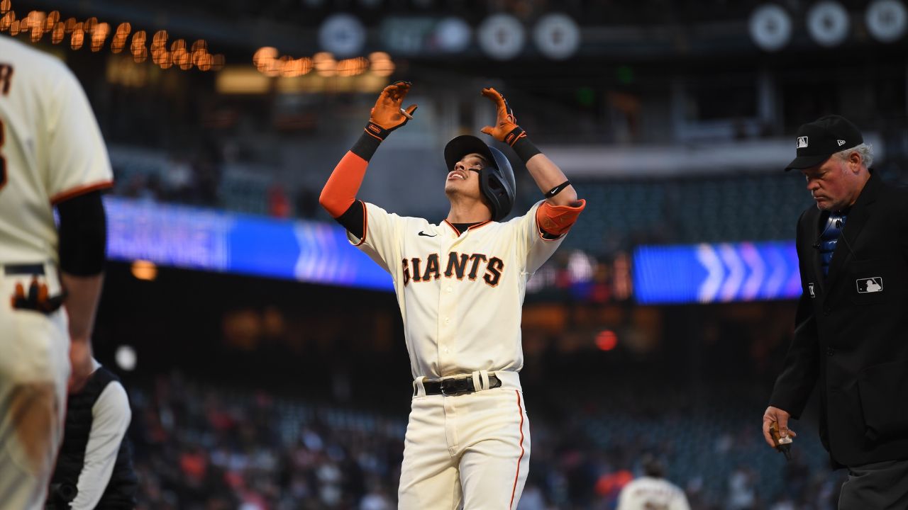 Mauricio Dubón conecta su segundo jonrón de la temporada en victoria de los Gigantes