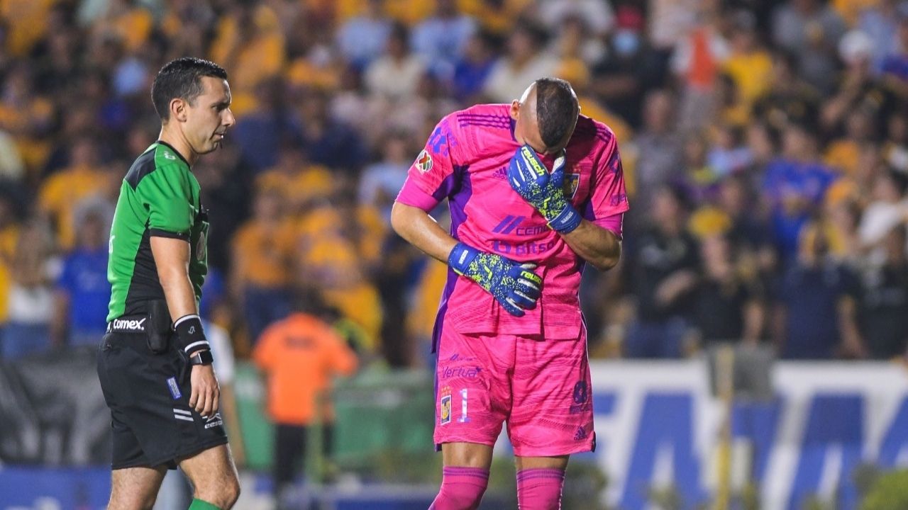 Portero de Tigres rompe en llanto y atrasa el partido en las semifinales de la Liga Mx