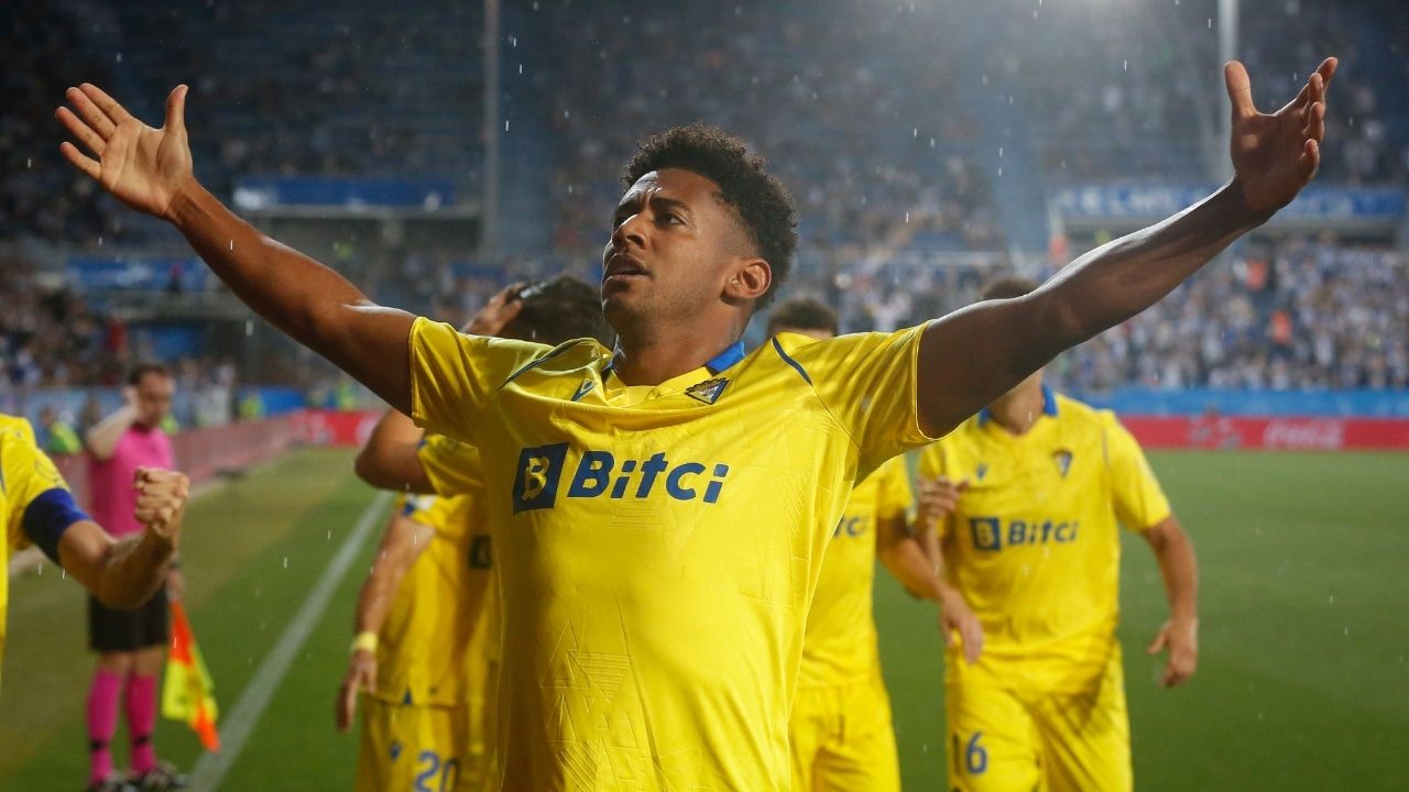 Choco Lozano anota con Cádiz y le da la permanencia en España tras vencer al Alavés