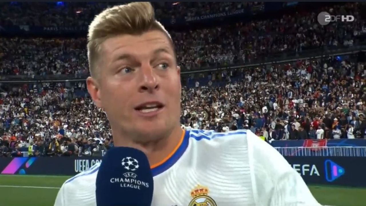 Toni Kroos se enfada con periodista alemán y lo deja hablando solo en París