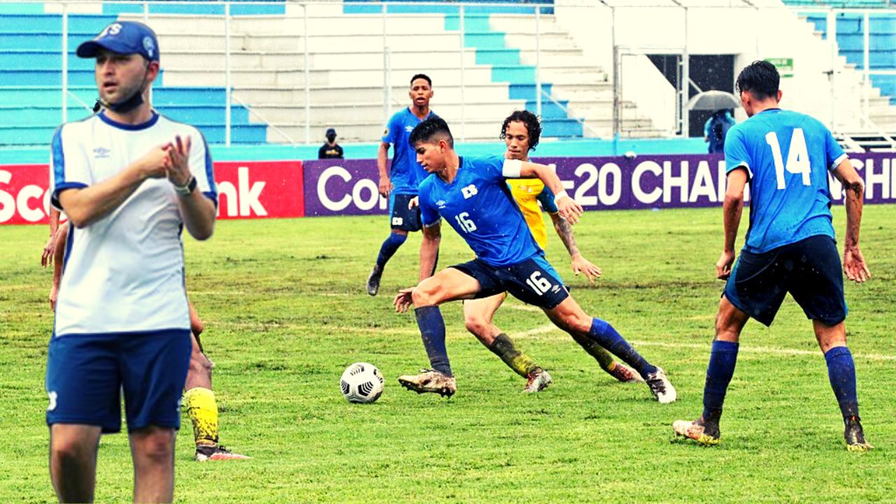 Entrenador de la sub-20 de El Salvador se queja de la cancha del estadio Nacional
