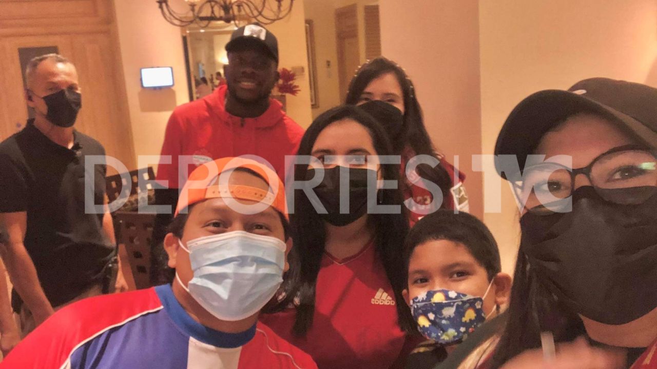 Hondureños cumplen sueño de conocer a Alphonso Davies y así interactuaron con el canadiense